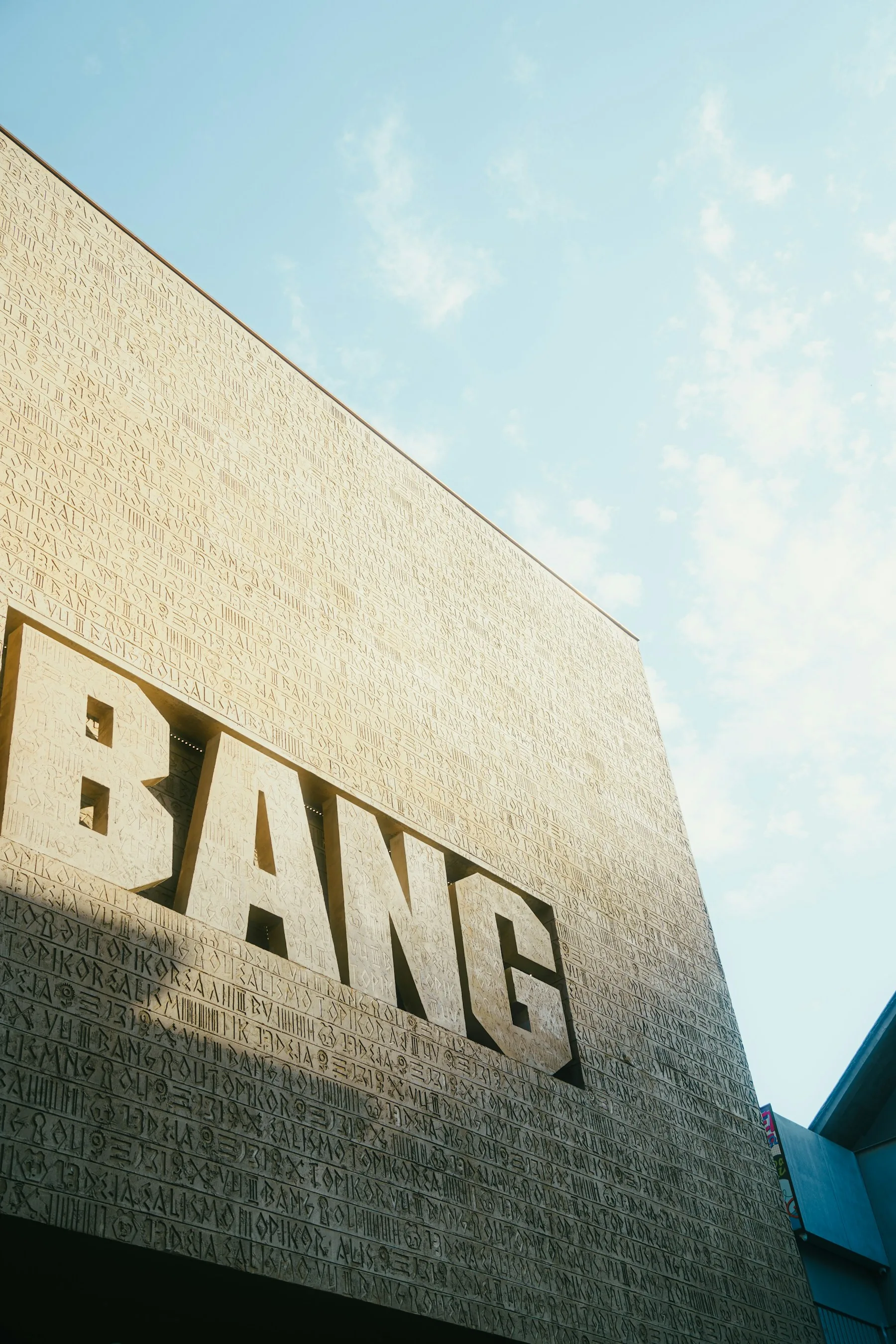 Lettres découpées posées en façade