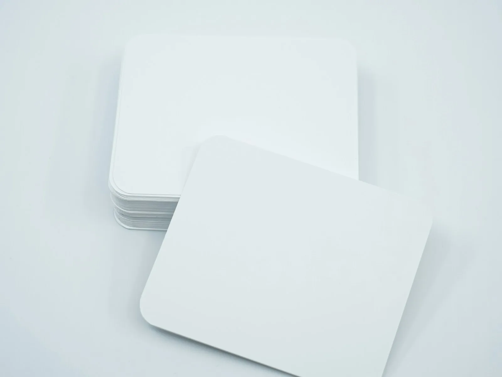 Pile de cartes épaisses, grammage du papier